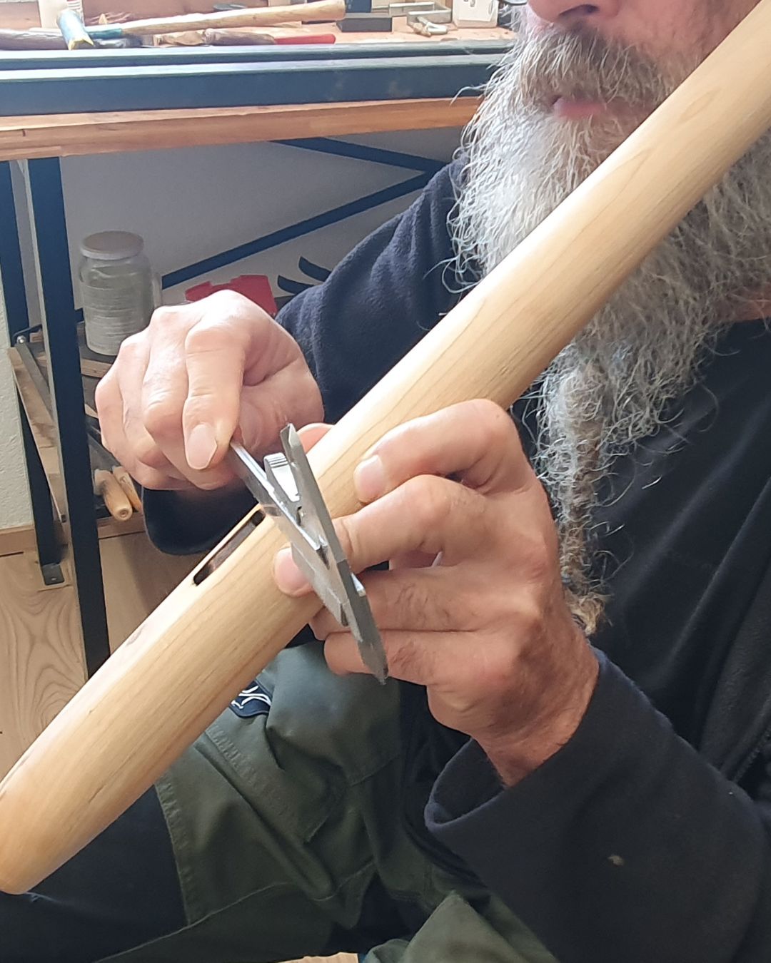 Präszises Arbeiten an der Indianer Flöte ist Voraussetzung für den guten Klang der Albflöte